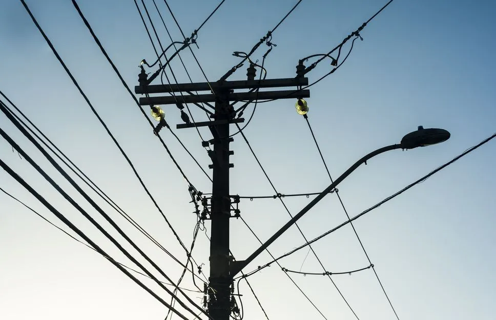 Câbles électriques et téléphoniques sur un poteau